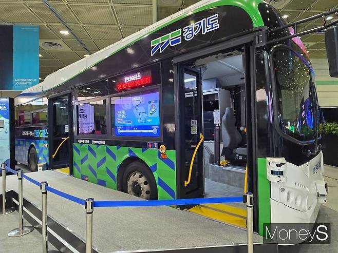 경기도와 차세대융합기술연구원은 경기도 성남시 판교에서 실제 운영 중인 자율주행 버스 '판타G버스'를 전시했다. /사진=김이재 기