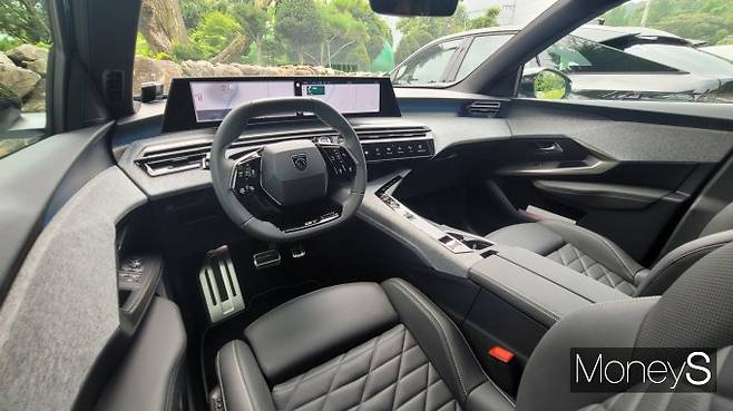 푸조 '올 뉴 3008 스마트 하이브리드'의 1열은 운전자의 몰입감과 사용성을 극대화한 디자인이 특징이다. /사진=김창성 기자