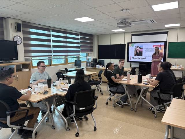 경기도내 초·중학교에서 근무하는 영어 원어민 보조교사들이 경기도교육청 국제교육원이 마련한 역량강화 교육을 받고 있다. 경기도교육청 제공