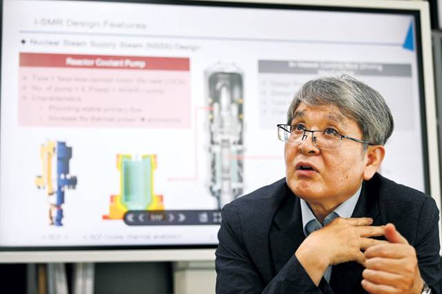 정동욱 중앙대 에너지시스템공학부 교수는 9일 “주로 석탄 화력발전을 하고 있는 한국전력 발전 자회사들로 하여금 소형모듈원자로(SMR) 사업을 하도록 하고 대신 민영화시켜 송배전 시설 구축 자금을 마련하는 것이 바람직하다”고 밝혔다.  윤성호 기자