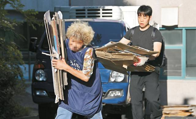 떙볕아래 사투  : 11일 오전 서울 영등포구 신길동 일대에서 조언 문화일보 기자가 정순희(80·가명) 할머니를 도와 폐지를 수집하고 있다. 숨이 턱턱 막히는 무더운 날씨 속에서도 정 할머니는 쉬지 않고 폐지를 모으며 생활비를 마련했다. 백동현 기자