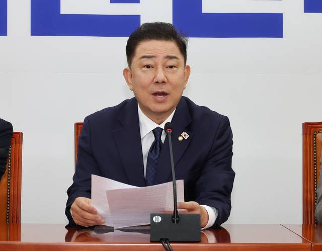 더불어민주당 김병기 당 대표 직무대행 겸 원내대표가 10일 국회에서 열린 정책조정회의에서 발언하고 있다. 연합뉴스
