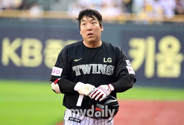 2025년 6월 19일 오후 서울 잠실구장에서 '2025 신한 SOL뱅크 KBO 리그' NC 다이노스와 LG 트윈스의 경기. LG 김현수가 1회말 타격을 마친 뒤 더그아웃으로 들어가고 있다./마이데일리