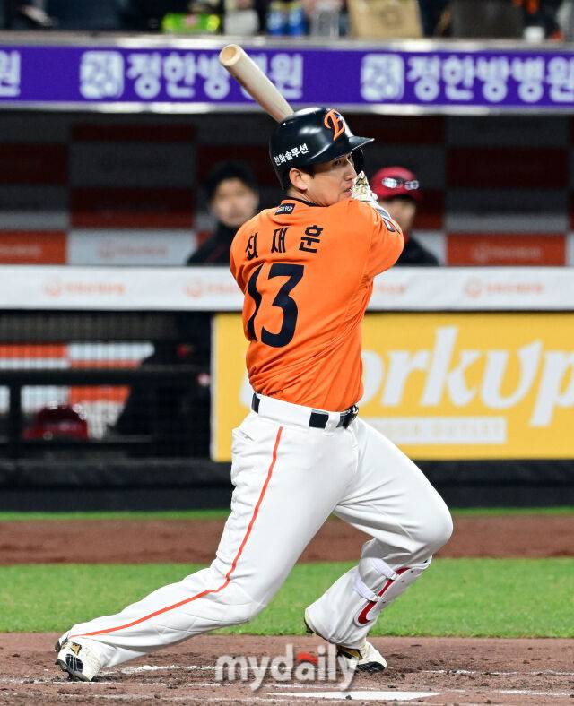 2025년 3월 28일 오후 대전 한화생명 볼파크에서 진행된 '2025 신한 SOL뱅크 KBO 리그' KIA 타이거즈와 한화 이글스의 경기.한화 최재훈이 3회말 선두타자 안타를 치고 있다./마이데일리