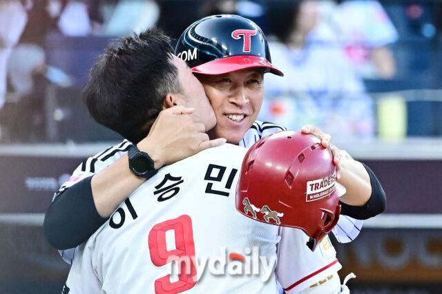 11일 대전 한화생명 볼파크 야구장에서 열린 2025 신한 SOL뱅크 KBO 올스타 프라이데이' 남부 올스타(상무·KT·삼성·NC·롯데·KIA) - 북부 올스타(한화·SSG·LG·두산·고양 히어로즈) 경기. 북부 이승민(SSG)이 2회말 2사 1-2루에 타석에 들어서자 아버지 LG 이병규 3루 코치가 마운드에 올라 아들에게 볼키스를 받고 있다./대전=한혁승 기자