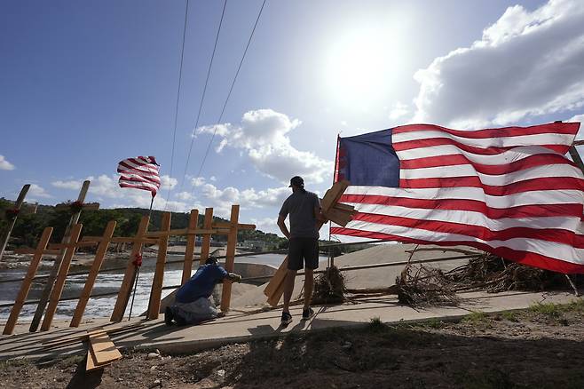 미 텍사스주 홍수 참사로 희생자가 120명에 달한 가운데 10일(현지시간) 과달루페 강변에서 유가족들과 구조대원들이 희생자를 추모하고 있다. [AP]