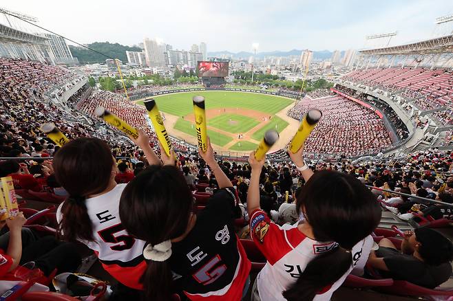 2025 프로야구가 뜨거웠던 전반기를 마감했다. 선두 한화를 비롯해 LG와 롯데, KIA 등 전통 인기구단들이 동반 선전하며 흥행에 불을 지폈다. 사진은 2일 광주기아챔피언스필드에서 열린 SSG-KIA전에서 야구팬들이 무더위에도 불구하고 열띤 응원전을 펼치는 모습  [연합]