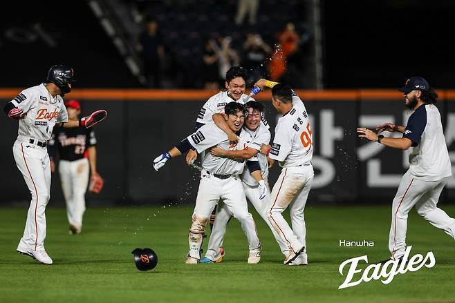 한화 문현빈이 10일 대전 한화생명볼파크에서 열린 프로야구  KIA전서 9회말 2사 만루에서 끝내기 안타를 친 뒤 동료들의 축하를 받고 있다. [한화 제공]