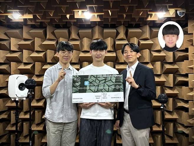 KAIST 전기및전자공학부 권영후(왼쪽부터) 석박사통합과정생, 김도환 석사과정생, 최정우 교수, 이동헌 박사.[KAIST 제공]