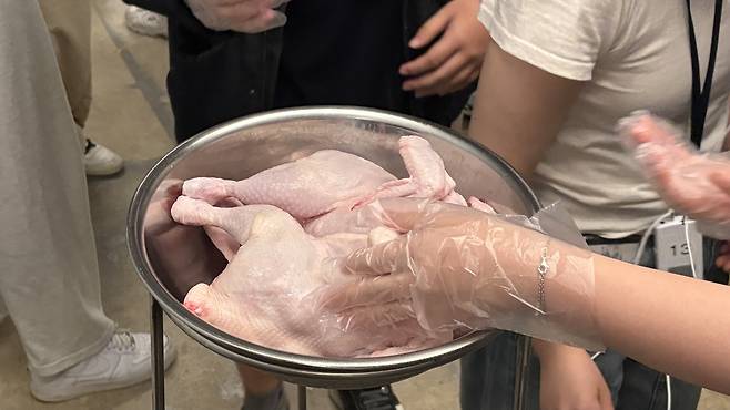 전북 익산시 하림 익산도계공장에서 ‘에어 칠링’된 닭을 사람들이 만져보고 있다. 박연수 기자