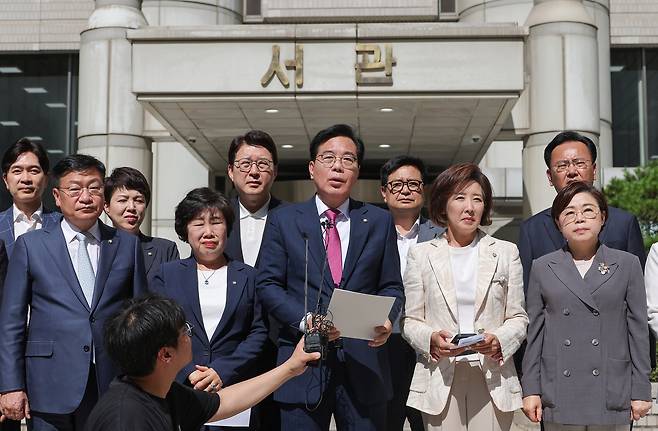 채상병 사건 수사방해 의혹을 수사하는 이명현 순직해병특검팀이 임종득 국민의힘 의원실을 압수수색 중인 11일 국민의힘 송언석 비상대책위원장 겸 원내대표를 비롯한 의원들이 서울 서초구 서울중앙지방법원을 항의 방문해 규탄대회를 열고 있다. [연합]