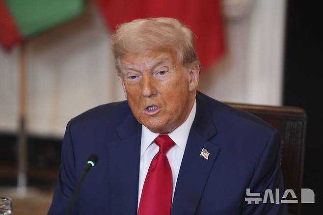 [워싱턴=AP/뉴시스] 10일(현지 시간) CNN, NBC뉴스에 따르면 조셉 라플란트 뉴햄프셔 연방판사는 트럼프 대통령의 행정명령으로 시민권을 박탈당할 위기에 놓인 신생아와 태아들을 대상으로 전국 단위의 집단 소송을 허가하고, 이들을 보호하기 위해 행정명령의 시행을 무기한 중단하라고 판시했다. 사진은 도널드 트럼프 미국 대통령. 2025.07.11.