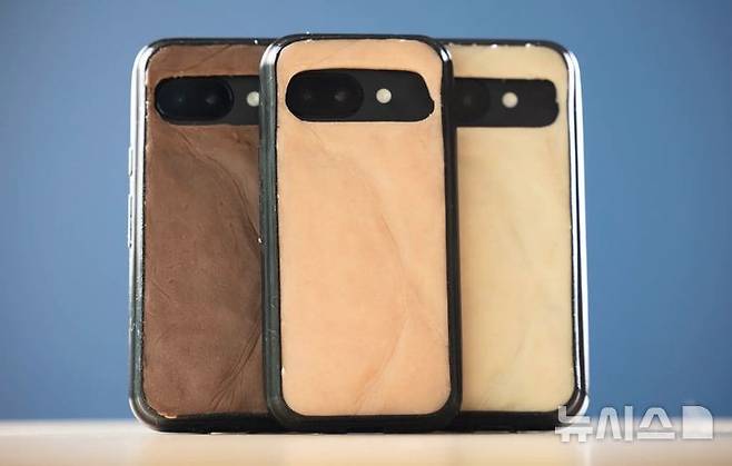 [뉴시스] 자외선에 타는 모습을 재현해 선크림 사용을 상기시키는 ‘스킨케이스’의 모습. 총 3가지 피부 톤으로 제작됐다. (사진=뉴욕포스트) 2025.7.9