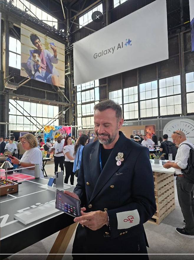 [서울=뉴시스]마우로 포르치니 DX부문 최고 디자인 책임자(사장)은 9일(현지 시각) 미국 뉴욕 브루클린에서 열린 언팩 행사에 참석해 제품을 경험한 뒤 자신의 사회관계망서비스(SNS)를 통해 "단순히 기기가 아니라 펼치고, 시야를 확장하며, 휴대폰이 할 수 있는 것과 될 수 있는 것의 한계를 넓히는 초대장"이라는 소회를 적었다. (사진=SNS 캡쳐) photo@newsis.com *재판매 및 DB 금지