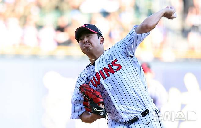 [서울=뉴시스] 최진석 기자 = 10일 서울 송파구 잠실야구장에서 열린 2025 KBO리그 키움 히어로즈와 LG 트윈스의 경기. 1회초 LG 선발 송승기가 역투하고 있다. 2025.07.10. myjs@newsis.com