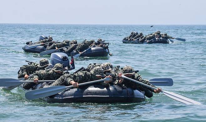 [서울=뉴시스] 육군 특수전사령부 예하 귀성부대는 지난 7일부터 11일까지 충남 태안 안면도 일대에서 폭염을 극복하며 해상침투훈련을 실시했다.이번 훈련은 특전대원들의 해상침투능력을 강화하기 위해 계획되었으며, 실자산을 활용한 해상은밀침투 및 침투장비 운용능력 검증을 중점으로 강도 높게 진행되었다. 사진은 귀성부대 특전대원들이 고무보트를 활용한 해상은밀침투 훈련을 하고 있다. (사진=육군 제공) 2025.07.11. photo@newsis.com *재판매 및 DB 금지