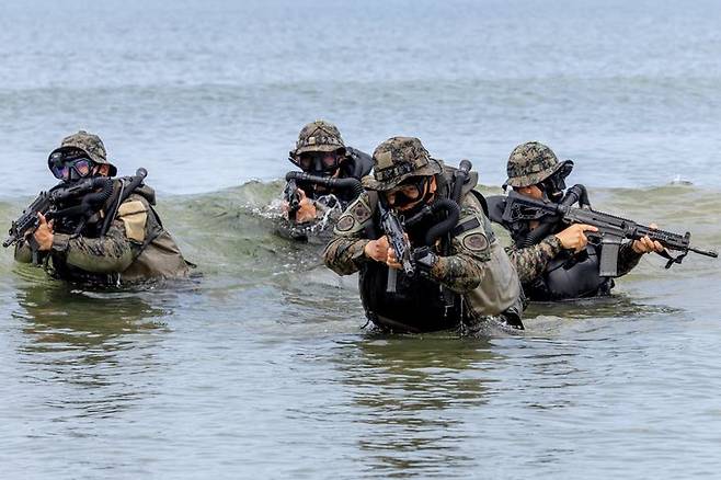 [서울=뉴시스] 육군 특수전사령부 예하 귀성부대는 지난 7일부터 11일까지 충남 태안 안면도 일대에서 폭염을 극복하며 해상침투훈련을 실시했다.이번 훈련은 특전대원들의 해상침투능력을 강화하기 위해 계획되었으며, 실자산을 활용한 해상은밀침투 및 침투장비 운용능력 검증을 중점으로 강도 높게 진행되었다. 사진은 귀성부대 특전대원들이 해상은밀침투 절차를 훈련하고 있다. (사진=육군 제공) 2025.07.11. photo@newsis.com *재판매 및 DB 금지
