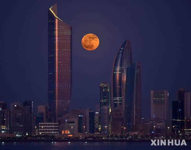 [쿠웨이트시티=신화/뉴시스] 10일(현지 시간) 쿠웨이트 수도 쿠웨이트시티 상공에 7월 보름달인 ‘벅 문'(Buck Moon)이 떠 있다. '벅 문'은 북미 원주민들의 명칭으로 수사슴(buck)의 뿔이 여름철 급속히 자라는 시기를 의미한다. 2025.07.11.