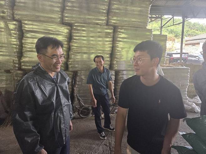 [경남=뉴시스] 임기순 농진청 국립축산과학원장은 10일 경남 창녕군 대합면에 있는 젖소농장을 방문해 현장을 살폈다. (사진 = 농진청 제공) 2025.07.10.