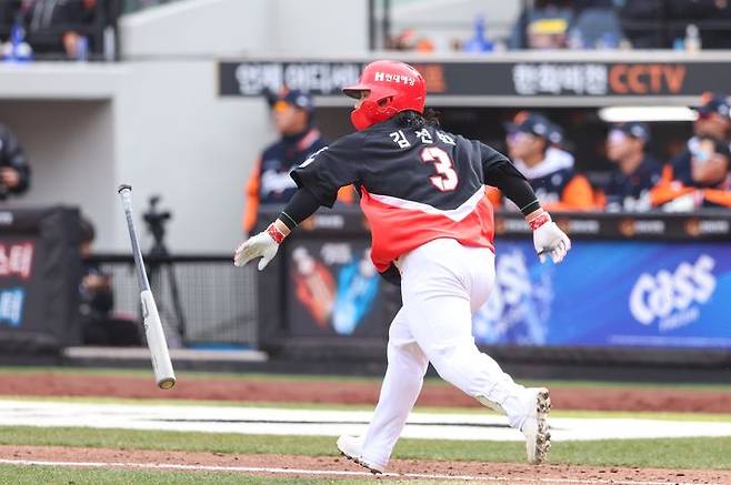 서울=뉴시스] 프로야구 KIA 타이거즈 김선빈이 지난 3월30일 대전 한화생명볼파크에서 열린 2025 신한 쏠뱅크 KBO리그 한화 이글스와의 경기에서 안타를 치고 있다. (사진=KIA 타이거즈 제공) 2025.03.30. *재판매 및 DB 금지