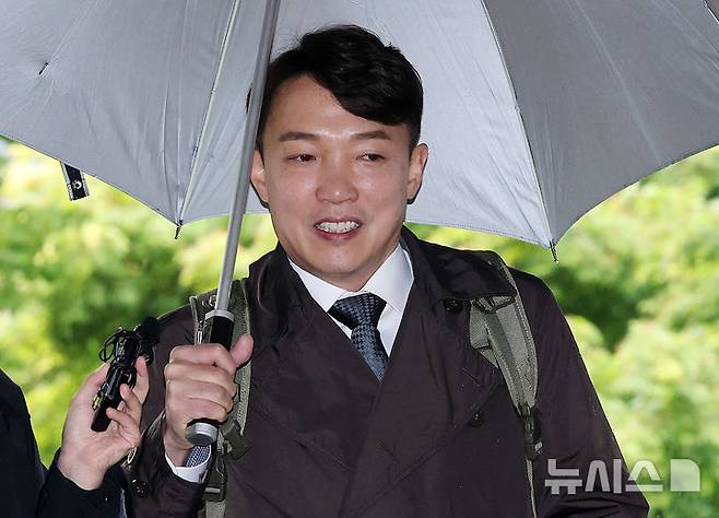 [서울=뉴시스] 홍효식 기자 = 수사 대상이 아닌 일반인 전과 기록을 무단으로 조회했다는 혐의로 재판에 넘겨진 이정섭 대전고검 검사가 1심 첫 재판에서 고위공직자범죄수사처(공수처)가 검찰 기소 후 같은 혐의에 대해 다시 기소했다며 공소가 기각돼야 한다고 주장했다. 사진은 이정섭 대전고등검찰청 검사가 지난 5월 서울 서초구 서울중앙지방법원에서 열린 '리조트 접대·위장전입' 혐의 1차 공판에 출석하고 있는 모습. (공동취재) 2025.05.09. photo@newsis.com