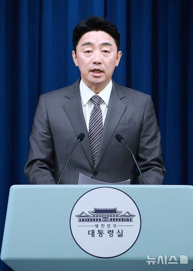 [서울=뉴시스] 고범준 기자 = 강훈식 비서실장이 29일 서울 용산 대통령실 청사에서 인사 관련 브리핑을 하고 있다. 2025.06.29. bjko@newsis.com