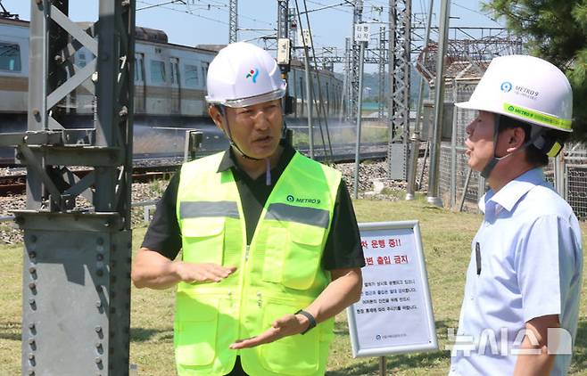 [서울=뉴시스] 전진환 기자 = 오세훈 서울시장이 11일 오전 서울 강서구 서울시메트로9호선 김포차량기지를 찾아 2025년 폭염대책 추진현황을 보고 받고 있다.  2025.07.11. amin2@newsis.com