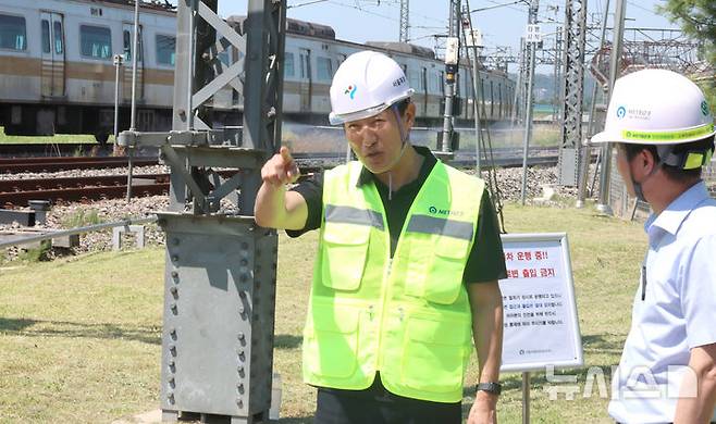 [서울=뉴시스] 전진환 기자 = 오세훈 서울시장이 11일 오전 서울 강서구 서울시메트로9호선 김포차량기지를 찾아 2025년 폭염대책 추진현황을 보고 받고 있다.  2025.07.11. amin2@newsis.com