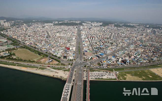 [포항=뉴시스] 송종욱 기자 = 경북 포항시가 무주택 저소득층을 대상으로 LH 기존 주택 전세 임대 입주자를 모집한다. 사진은 포항 시가지 전경. 2025.07.11. photo@newsis.com