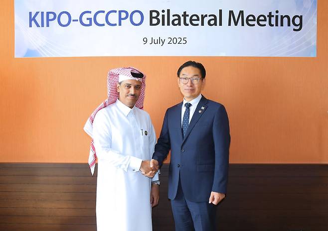 [제네바=뉴시스] 스위스를 방문중인 김완기 특허청장이 걸프협력이사회특허청(GCCPO) 아흐메드 알마샤디(Ahmed Almarshadi) 청장과 양자회담을 가진 뒤 기념촬영을 하고 있다.(사진=특허청 제공) *재판매 및 DB 금지
