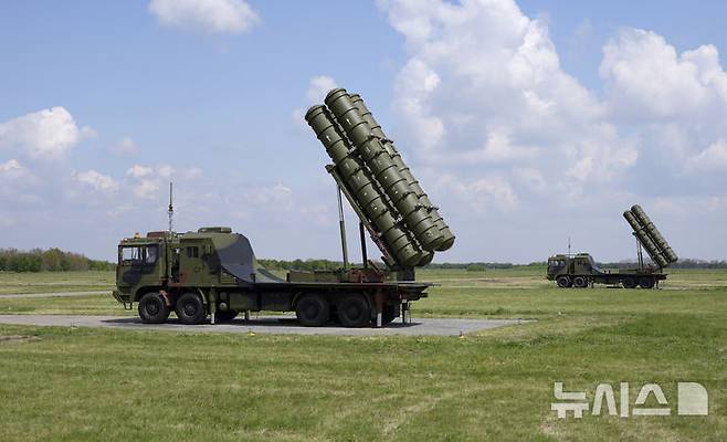 [베오그라드=AP/뉴시스] 11일 중국 관영 글로벌타임스는 세르비아군이 실전 배치한 중국산 지대공 미사일에 대해 긍정적인 평가를 내렸다고 보도했다. 사진은 2022년 4월30일 세르비아군이 베오그라드 인근 바타니차 공군기지에서 군사훈련을 실시하는 동안 공개된 중국산 FK-3 미사일. FK-3 은 중국의 중거리 지대공 미사일 HQ-22의 수출형이다. 2025.07.11