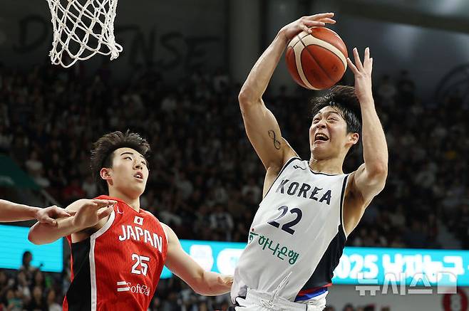 [안양=뉴시스] 조성우 기자 = 11일 오후 안양 동안구 정관장 아레나에서 열린 2025 남자농구 국가대표 평가전 대한민국과 일본의 경기, 한국 여준석이 리바운드 볼을 따내고 있다. 2025.07.11. xconfind@newsis.com