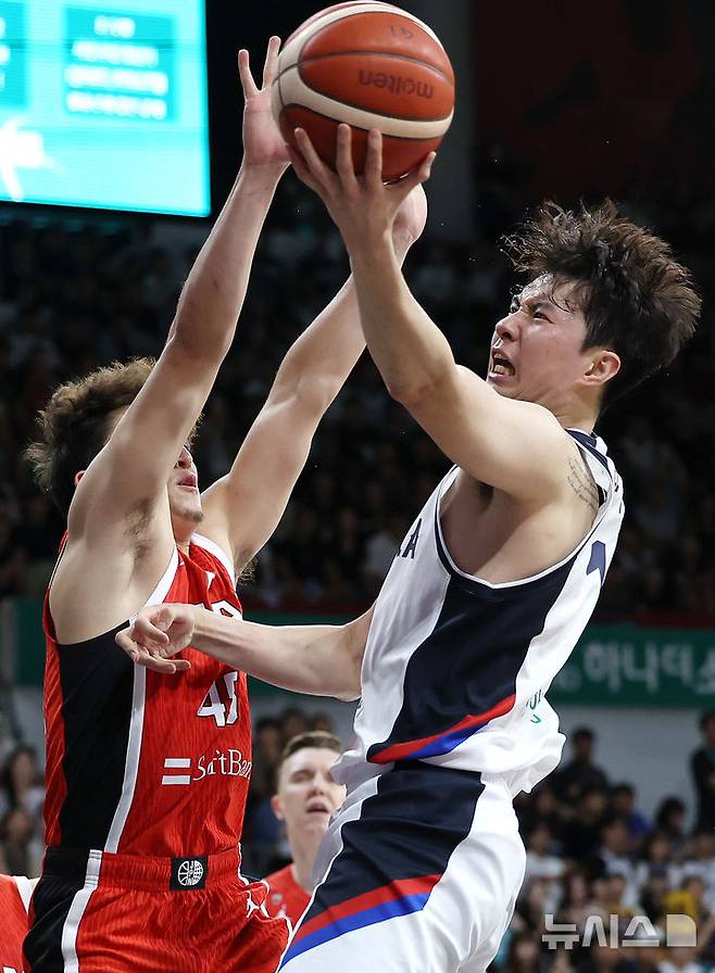 [안양=뉴시스] 조성우 기자 = 11일 오후 안양 동안구 정관장 아레나에서 열린 2025 남자농구 국가대표 평가전 대한민국과 일본의 경기, 한국 이현중이 슛을 시도하고 있다. 2025.07.11. xconfind@newsis.com