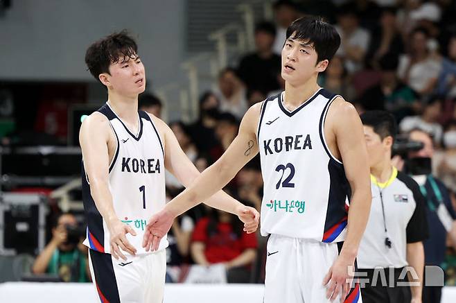 [안양=뉴시스] 조성우 기자 = 11일 오후 안양 동안구 정관장 아레나에서 열린 2025 남자농구 국가대표 평가전 대한민국과 일본의 경기, 한국 이현중(1번)과 여준석이 전반전이 끝난 뒤 하이파이브 하고 있다. 2025.07.11. xconfind@newsis.com