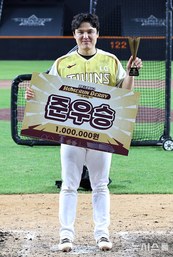 [대전=뉴시스] 최진석 기자 = 11일 대전 중구 대전한화생명볼파크에서 열린 2025 KBO리그 올스타 프라이데이 홈런더비에서 준우승을 차지한 LG 박동원이 기념촬영하고 있다. 2025.07.11. myjs@newsis.com