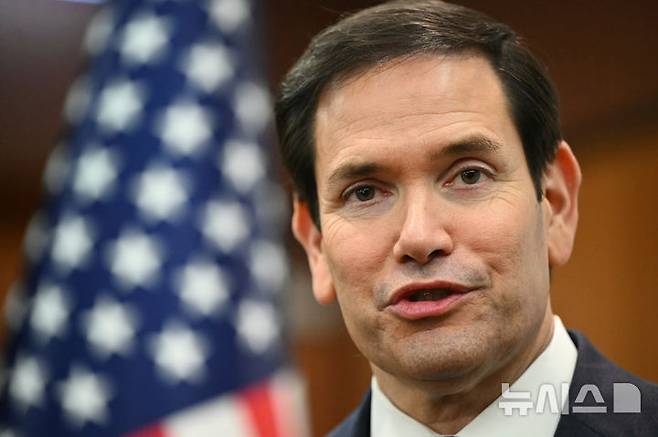 [쿠알라룸푸르=AP/뉴시스]마코 루비오 미 무부장관이  11일(현지 시간) 말레이시아 쿠알라룸푸르에서 아세안(ASEAN·동남아시아국가연합) 외교장관회의와 관련한 기자들의 질문에 답하고 있다. 2025.07.11.