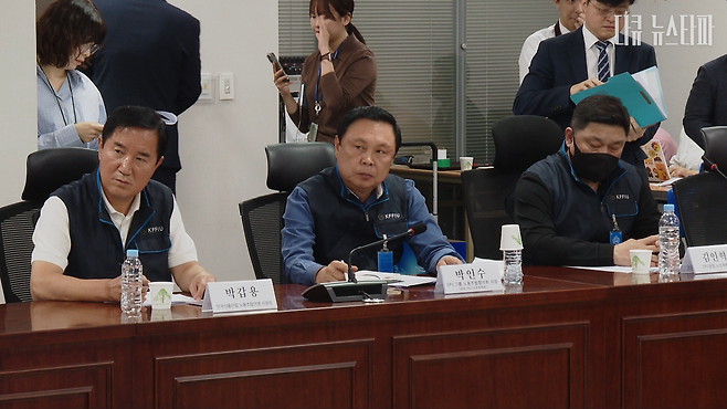 지난 5월 29일 국회에서 열린 'SPC 중대재해 대책과 예방, 책임주체 강화를 위한 긴급 간담회'에 한국노총 전국식품노련 소속 SPC노조 간부들이 참석했다. 참석자는 왼쪽부터 박갑용 한국노총 산하 전국식품노련 위원장(전 파리크라상 노조위원장), 박인수 SPC그룹 노동조합협의회 의장(샤니 노조위원장), 김인혁 SPC삼립 노조위원장.  