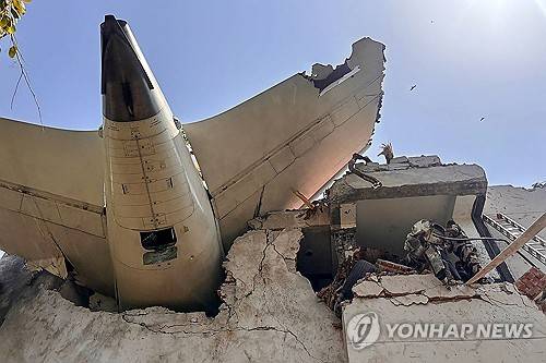 에어 인디아 항공기 추락 12일 인도 서부 구자라트주 아메다바드 공항에서 출발해 영국 런던으로 향하던 에어 인디아 171편 여객기가 이륙 직후 공항 인근에 추락한 모습. [AFP=연합뉴스 자료사진 제공]