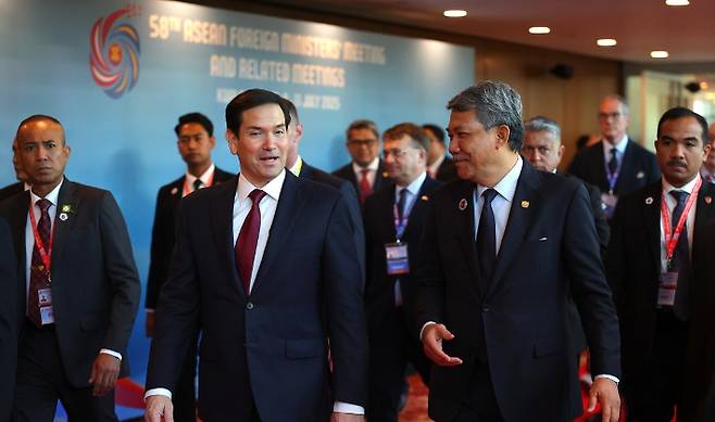 마코 루비오 미국 국무장관(왼쪽)이 올해 아세안 의장국인 말레이시아의 모하마드 하산 외교부 장관(오른쪽)과 함께 걸으면서 대화하고 있다. 연합뉴스