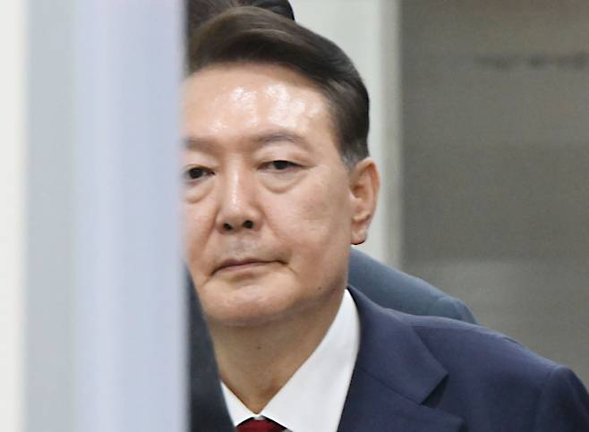 12·3 불법계엄 사태로 특검 수사를 받는 윤석열 전 대통령이 9일 서울 서초구 서울중앙지방법원에서 열린 구속 전 피의자 심문(영장실질심사)을 마치고 대기 장소인 서울구치소로 이동하고 있다. 사진공동취재단