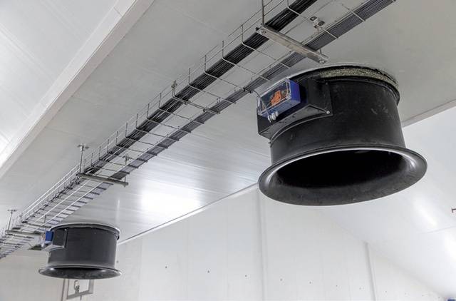 중앙집중배기방식으로 돈사 내부의 오염된 공기를 한곳으로 포집한다.