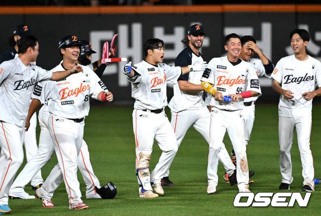 [OSEN=대전, 이대선 기자] 프로야구 한화 이글스가 짜릿한 끝내기 승리로 전반기를 피날레했다. 1위 팀의 위용을 보여주며 시즌 29번째 역전승을 거뒀다.&nbsp;한화는 10일 대전 한화생명볼파크에서 치러진 2025 신한 SOL Bank KBO리그 KIA 타이거즈와의 홈경기를 3-2 끝내기로 승리했다.&nbsp;1-2로 뒤진 9회말&nbsp;KIA 마무리투수 정해영을 상대로 루이스 리베라토의 밀어내기 볼넷으로 동점을 만든 뒤 문현빈의 10구 풀카운트 승부 끝에 끝내기 안타로 대역전극을&nbsp;완성했다.&nbsp;9회말 2사 만루에서 끝내기 안타를 친 한화 문현빈이 동료들과 승리의 기쁨을 나누고 있다. 2025.07.10 /sunday@osen.co.kr