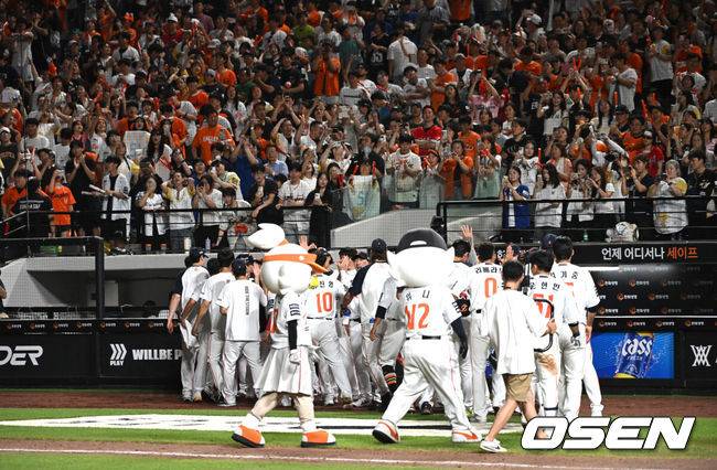 [OSEN=대전, 이대선 기자] 프로야구 한화 이글스가 짜릿한 끝내기 승리로 전반기를 피날레했다. 1위 팀의 위용을 보여주며 시즌 29번째 역전승을 거뒀다.&nbsp;한화는 10일 대전 한화생명볼파크에서 치러진 2025 신한 SOL Bank KBO리그 KIA 타이거즈와의 홈경기를 3-2 끝내기로 승리했다.&nbsp;1-2로 뒤진 9회말&nbsp;KIA 마무리투수 정해영을 상대로 루이스 리베라토의 밀어내기 볼넷으로 동점을 만든 뒤 문현빈의 10구 풀카운트 승부 끝에 끝내기 안타로 대역전극을&nbsp;완성했다.&nbsp;경기 종료 후 한화 선수단이 승리의 기쁨을 나누고 있다. 2025.07.10 /sunday@osen.co.kr