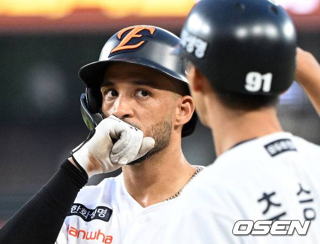 [OSEN=대전, 이대선 기자] 3회말 무사 1루에서 한화 리베라토가 우전 안타를 치고 환호하고 있다. 2025.07.08 /sunday@osen.co.kr