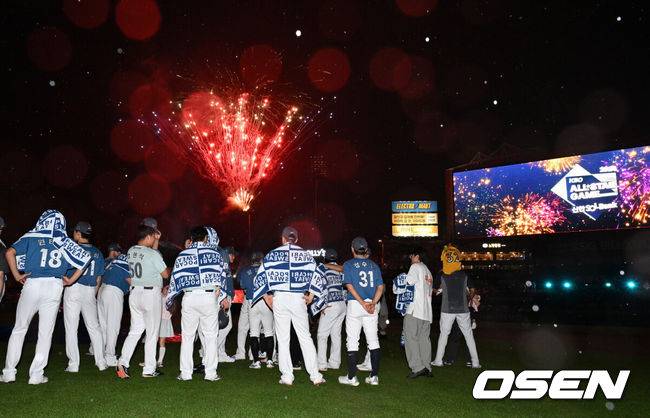 [OSEN=인천, 이대선 기자] 나눔 올스타(LG, NC, KIA, 한화, 키움)가 3연 연속 승리했다.&nbsp;나눔 올스타(LG, NC, KIA, 한화, 키움)는 6일 인천 SSG랜더스필드에서 열린 2024 KBO&nbsp;올스타전에서 최형우와 오스틴의 홈런포를 앞세워&nbsp;드림 올스타(KT, SSG, 두산, 롯데, 삼성)에 4-2로 승리했다.경기 종료 후 선수들이 불꽃놀이를 바라보고 있다.  2024.07.06 /sunday@osen.co.kr