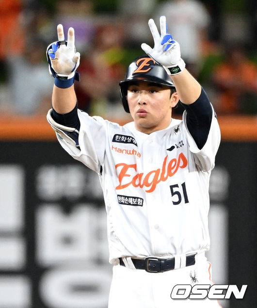 [OSEN=대전, 이대선 기자] 9일 오후 대전 한화생명볼파크에서 2025 신한 SOL Bank KBO리그 한화 이글스와 KIA 타이거즈의 경기가 열렸다.한화는 문동주, KIA는 양현종 선발로 내세웠다.5회말 1사 1루에서 한화 문현빈이 중전 2루타를 치고 환호하고 있다. 2025.07.08 /sunday@osen.co.kr