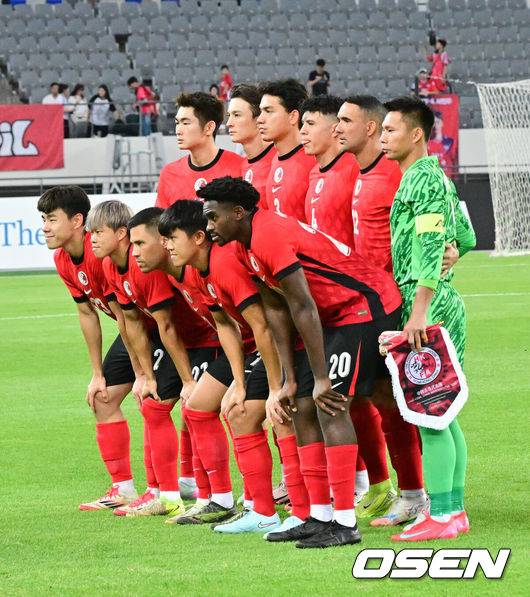 [OSEN=용인, 박준형 기자] 11일 오후 용인 미르스타디움에서 2025 동아시아축구연맹(EAFF) E-1 챔피언십(동아시안컵) 한국과 홍콩의 경기가 진행됐다.지난 7일 중국과의 1차전에서 3-0 완승을 거둔 한국은 2연승을 통해 통산 6번째 우승 가능성을 키우겠다는 목표를 세웠다.경기 앞서 홍콩 대표팀 베스트일레븐이 포즈를 취하고 있ㄷ  2025.07.11 / soul1014@osen.co.kr
