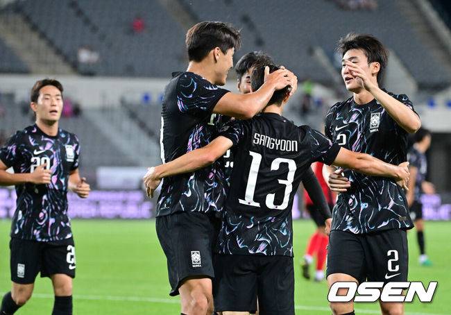 [OSEN=용인, 박준형 기자] 11일 오후 용인 미르스타디움에서 2025 동아시아축구연맹(EAFF) E-1 챔피언십(동아시안컵) 한국과 홍콩의 경기가 진행됐다.지난 7일 중국과의 1차전에서 3-0 완승을 거둔 한국은 2연승을 통해 통산 6번째 우승 가능성을 키우겠다는 목표를 세웠다.전반 강상윤이 선제골을 넣고 동료들과 기뻐하고 있다 2025.07.11 / soul1014@osen.co.kr