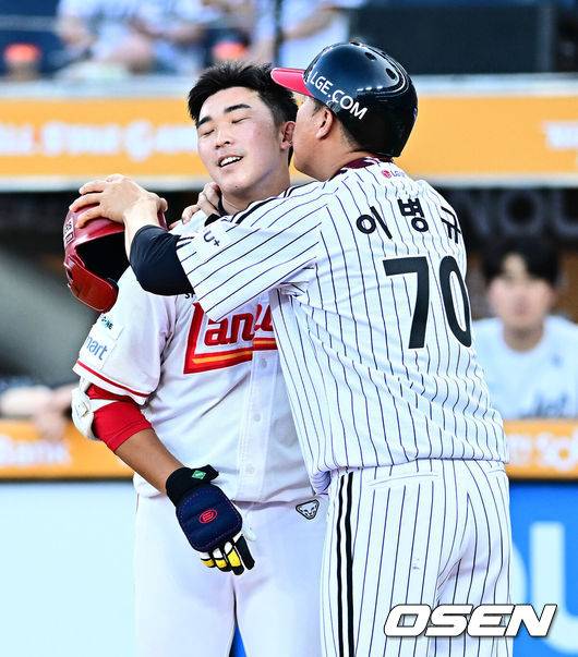 [OSEN=대전, 지형준 기자] 11일 오후 대전 한화생명볼파크에서 'KBO 올스타 프라이데이' 퓨처스 올스타전이 열렸다.KBO 올스타전의 전야제인 퓨처스 올스타전 경기는 남부리그(상무, KT, 삼성, NC, 롯데, KIA)와 북부리그(한화, SSG, LG, 두산, 고양) 대표로 나선 총 48명의 선수가 치열한 승부를 펼친다.2회말 SSG 이승민이 아버지 LG 이병규 퓨처스 감독과 세리머니를 하고 있다. 2025.07.11 / jpnews@osen.co.kr