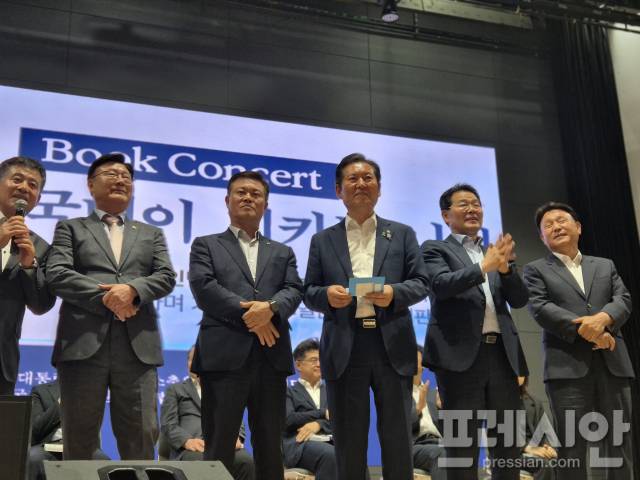 ▲(왼쪽부터)정성주 김제시장, 문승우 전북특별자치도의회 의장, 정청래 후보, 권익현 부안군수, 강임준 군산시장 ⓒ프레시안